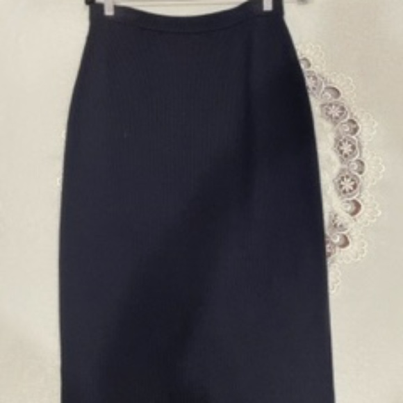 St John long knit Skirt, size 4, Black - Picture 1 of 4